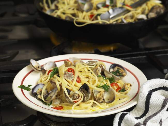Spaghetti vongole in vintage plate — Stock Photo