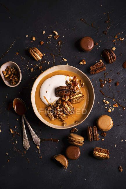 Salty caramel pudding with yoghurt and chocolate macaroons — Stock Photo