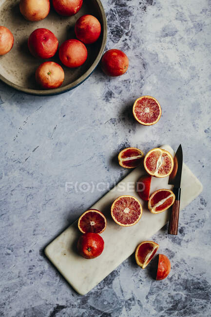 Fresh ripe peaches in a bowl on a gray background. top view. copy space. — Stock Photo