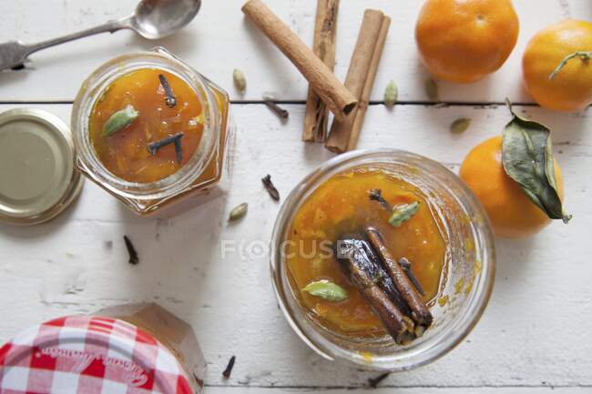 Marmellata di clementine con cannella, chiodi di garofano e cardamomo — Foto stock