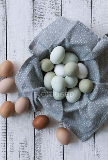 Verschiedene gefärbte Eier aus nächster Nähe — Stockfoto