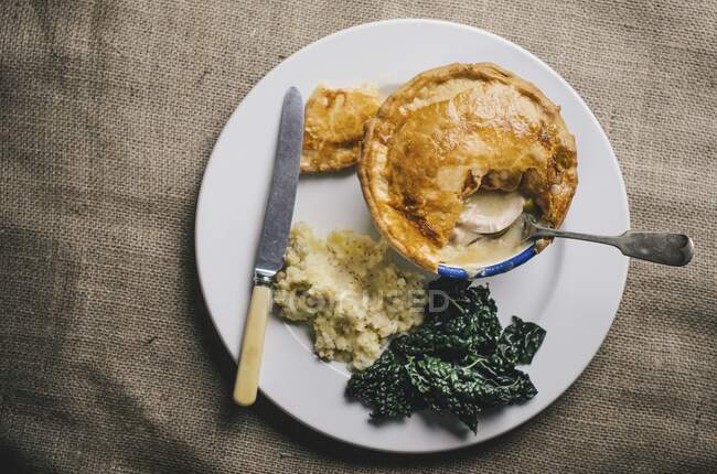 Chicken pie with kale and puree — Stock Photo