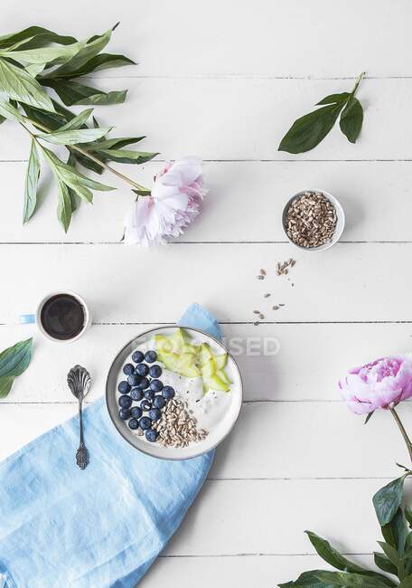 A bowl of yoghurt with fresh fruits — Stock Photo