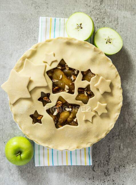 Tarta de manzana preparada lista para hornear - foto de stock