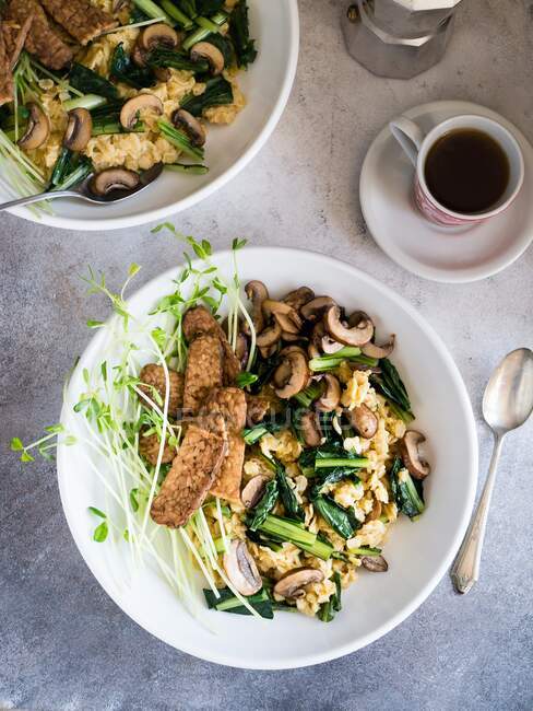 Rolled oats with mushrooms, dandelion and tempeh bacon — Stock Photo