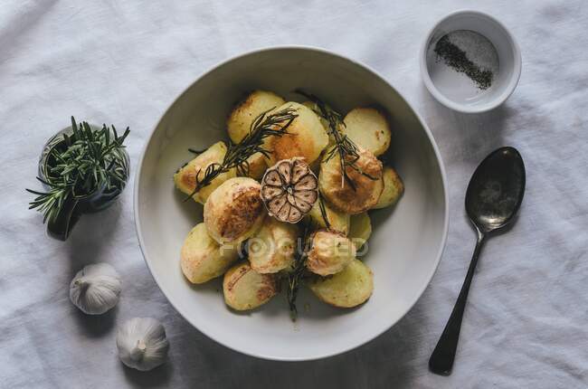 Kartoffeln mit Knoblauch und Rosmarin in Schüssel serviert — Stockfoto