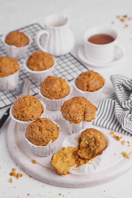 Muffins de cenoura com chá — Fotografia de Stock