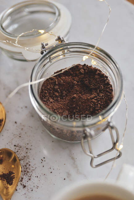 Chocolate rallado en un frasco pequeño - foto de stock