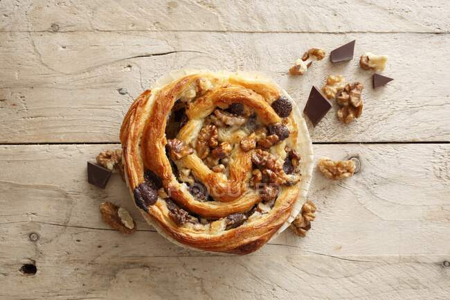A puff pastry snail with chocolate and walnuts — Stock Photo