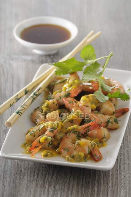 Shrimp ceviche with passion fruit sauce — Stock Photo