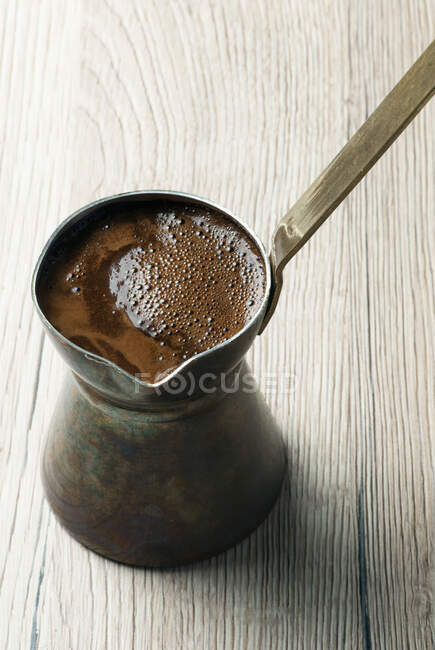 Café griego servido en cobre tradicional Briki - foto de stock