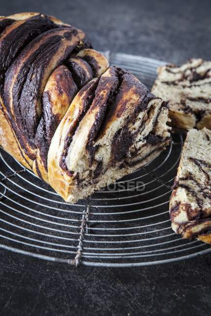 Primer plano de delicioso Babka (pastel de levadura con plátano y chocolate) - foto de stock