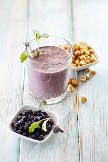 Blueberry Erdnuss Smoothie im Glas — Stockfoto