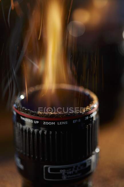 Un obiettivo della fotocamera in fiamme — Foto stock