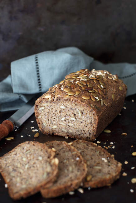 Rye bread with rye berries, pumpkin and sunflower seeds — Stock Photo