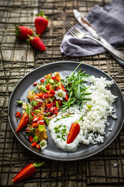 Hühnersalat mit Erdbeeren und Avocado, serviert mit Reis und Meerrettich — Stockfoto