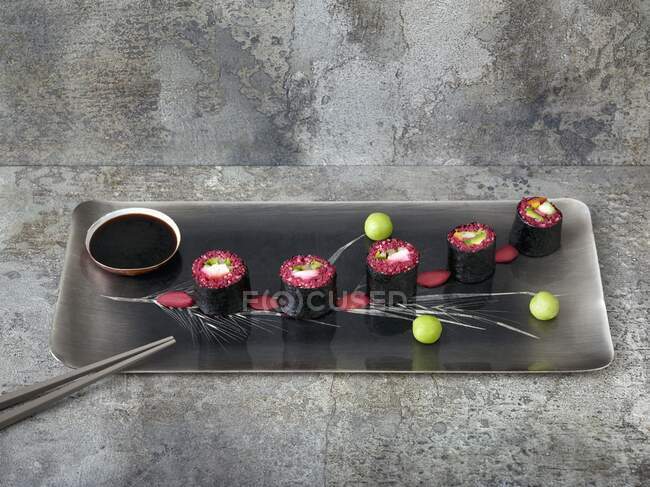 Quinoa-Sushi mit Räucherlachs, eingefärbt in Rote-Beete-Saft — Stockfoto