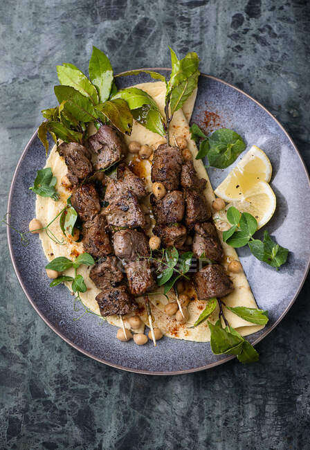 Lamb skewers with flatbread and chickpea salad — Stock Photo