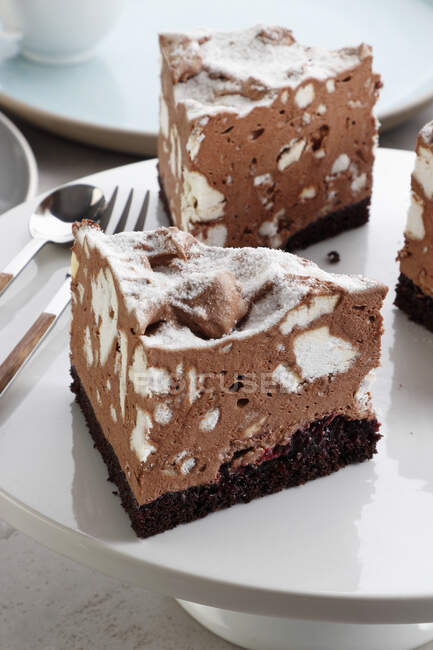 Bolo com espuma de chocolate e pedaços de merengue — Fotografia de Stock