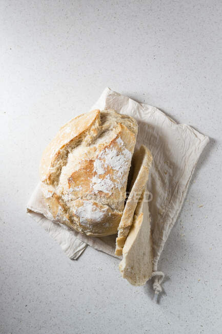 Написанный хлеб в льняном мешке — стоковое фото
