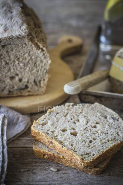 Pane fatto in casa affettato e pane su sfondo — Foto stock