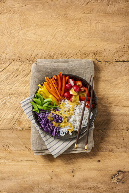 Salade fraîche aux légumes et herbes sur table en bois — Photo de stock