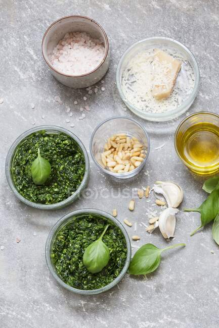 Basilicum pesto with ingredients — Stock Photo