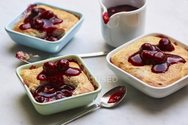 Mini puddings with cherries — Stock Photo