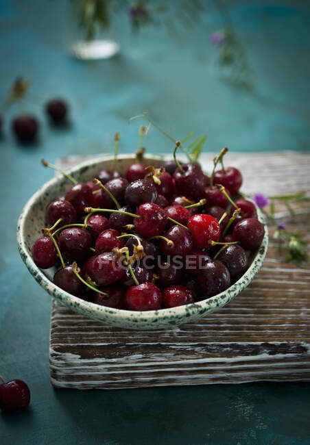 Cherries in a ceramic bowl — Stock Photo