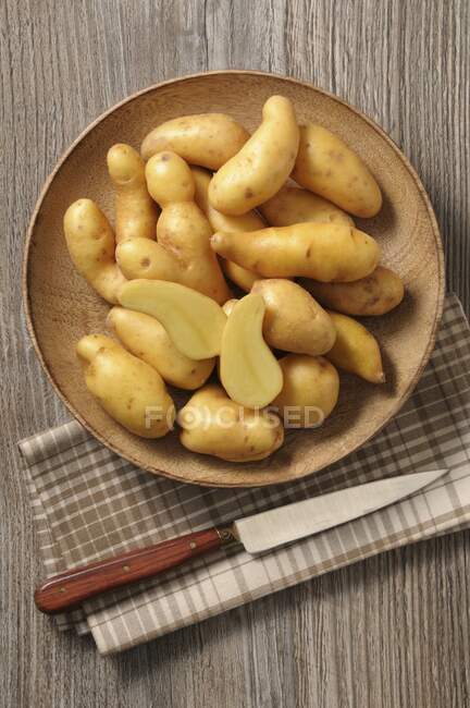 Rattes potatoes in a wooden bowl — Stock Photo
