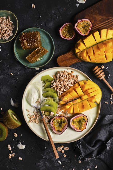 Smoothie bowl with matcha, mango, passion fruit, kiwi and expanded spelled — Stock Photo
