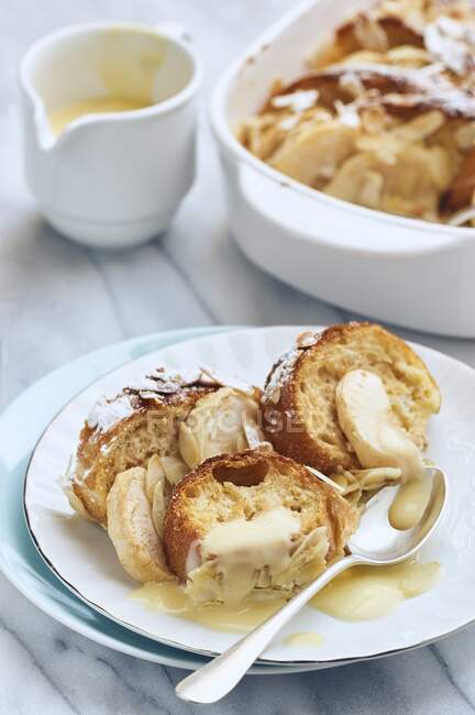 Brotpudding mit Äpfeln und Mandeln, mit Vanillesauce — Stockfoto
