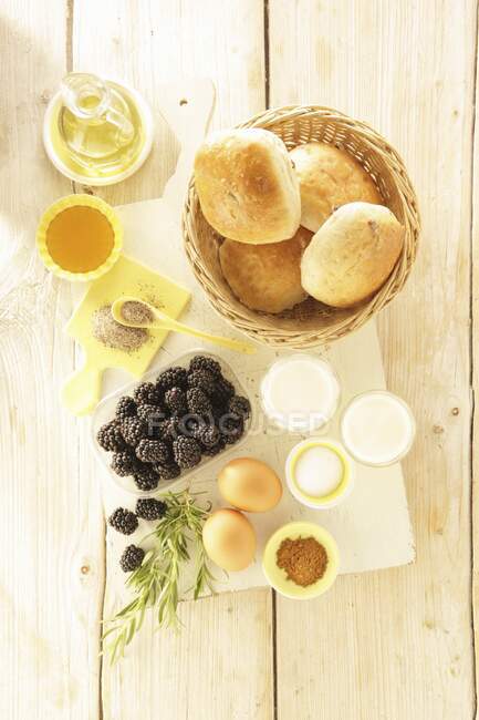 Ingredientes para tostadas francesas con moras de miel frita y romero - foto de stock