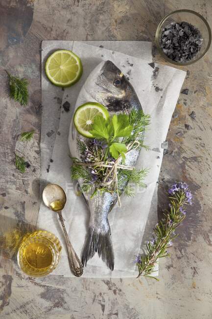 Farro di mare con erbe aromatiche e fette di lime — Foto stock