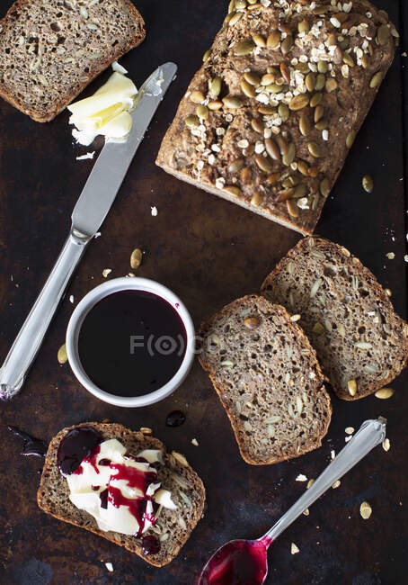 Rye bread with rye berries, pumpkin and sunflower seeds — Stock Photo
