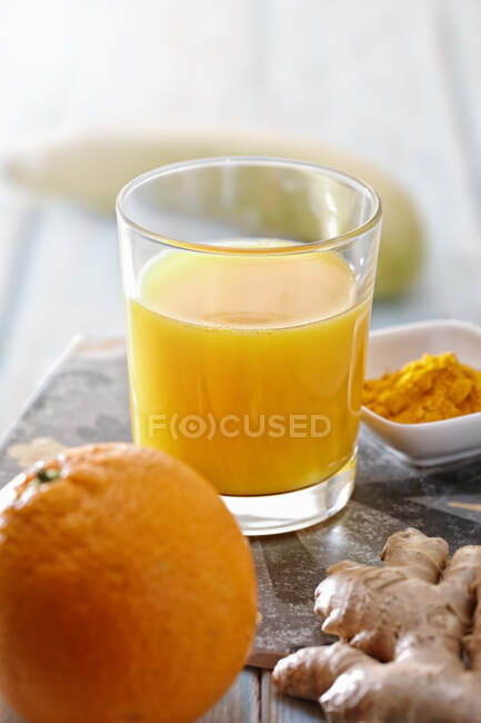 Batido naranja jengibre con cúrcuma - foto de stock