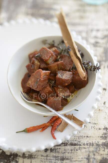 Red wine infused aubergines with thyme and cinnamon bark — Stock Photo