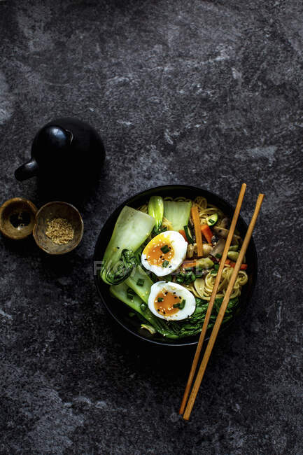 Nudelsuppe mit Karotten, Pilzen, Pak Choi, Ei und Sesam (Asien) — Stockfoto