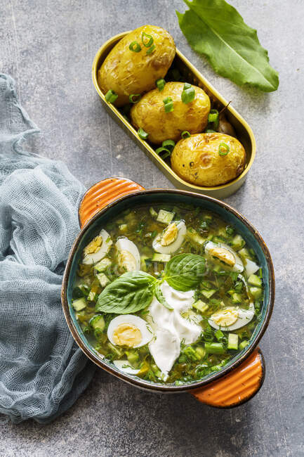 Cold sorrel soup with cucumbers, herbs and quail eggs — Stock Photo