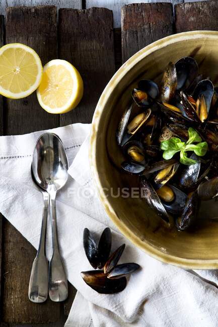 Steamed mussels with lemon — Stock Photo