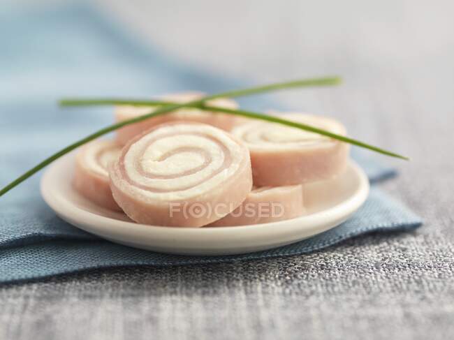 Mini Ham and cheese rolls with chives — Stock Photo