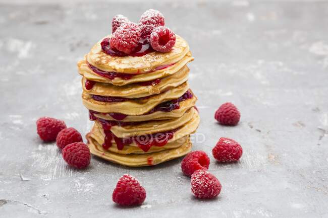 A stack of pancakes with raspberry sauce and raspberries — Stock Photo