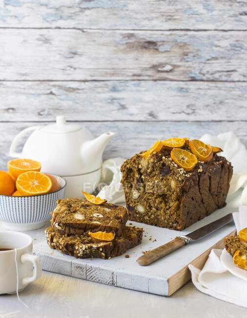 A pumpkin and date loaf with clementines — Stock Photo