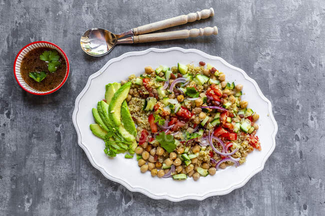 Quinoa salad with chickpeas, avocado, cucumber and tomatoes — Stock Photo