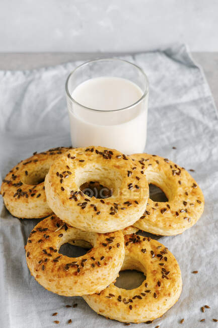 Cottage cheese and cheese bagels with flax seeds and milk — Stock Photo