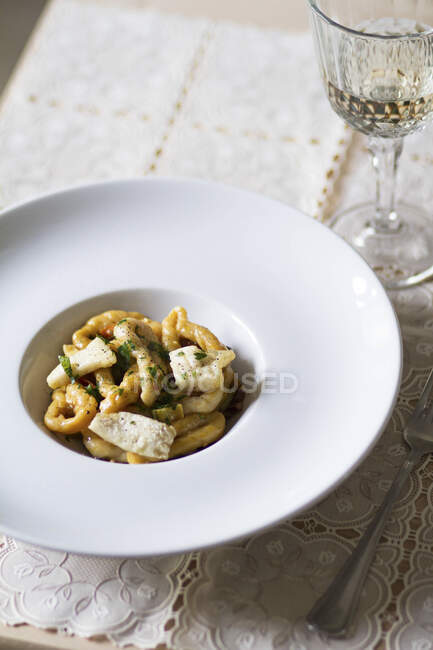 Pasticceria tradizionale sarda lorighittas con formaggio e condimento — Foto stock