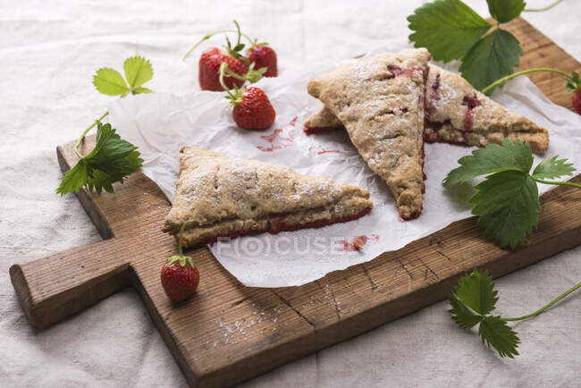 Vegan wholegrain spelt bread corners with strawberry filling — Stock Photo