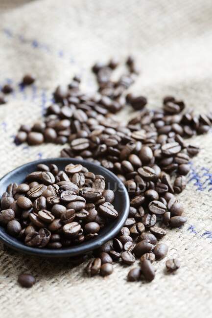 Coffee beans in a small bowl — Stock Photo