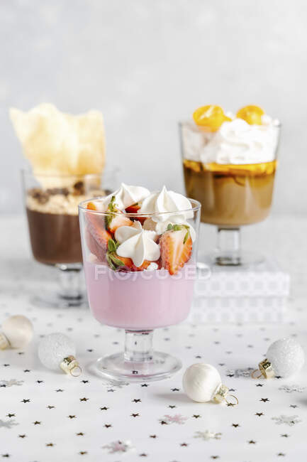 Strawberries mascarpone, caramel and chocolate pudding trifles in glasses — Stock Photo