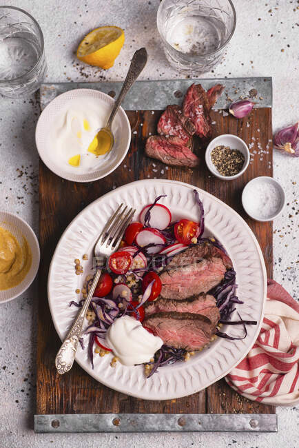 Salat mit Sorghum, gebratenem Rindfleisch, Rotkohl und Kirschtomaten — Stockfoto